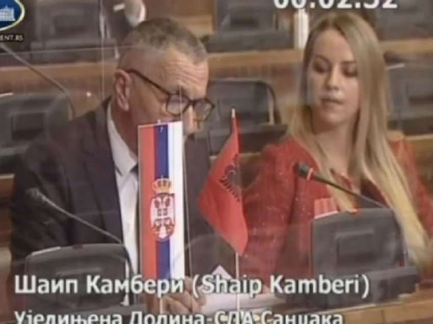 ​Shaip Kamberi vendos flamurin shqiptar në Kuvendin e Serbisë