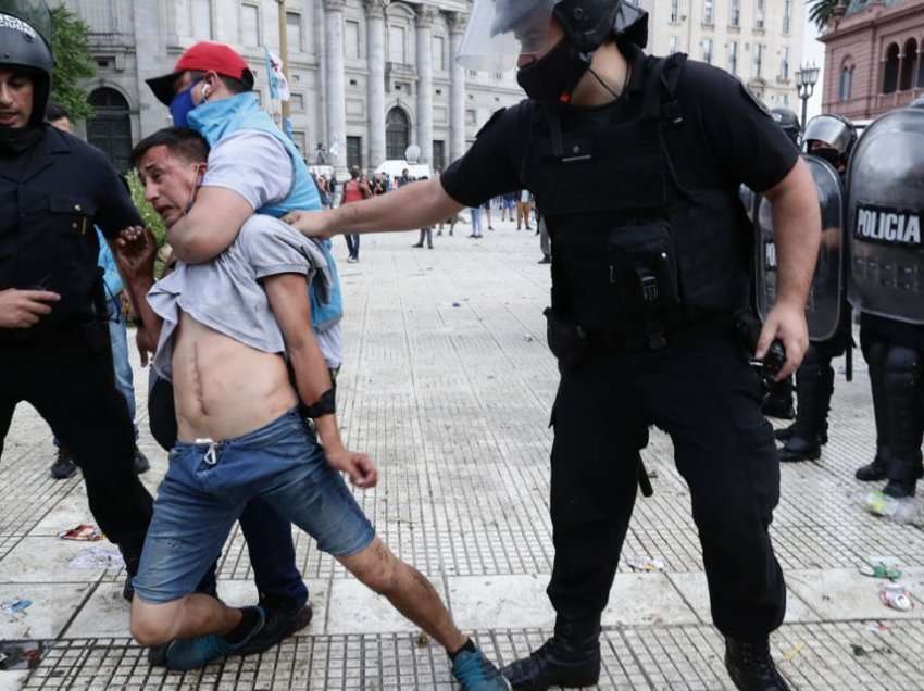 Vdekje e Maradonës shkakton tronditje! Policia arreston një burrë gjatë përleshjeve! 