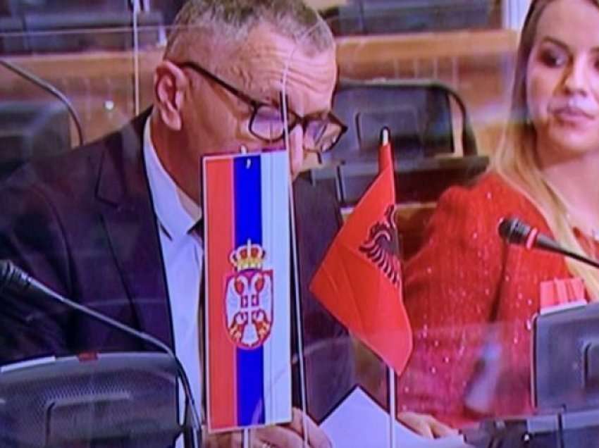 Ja reagimi i Daçiqit pasi Shaip Kamberi vendosi flamurin shqiptar në Kuvendin e Serbisë