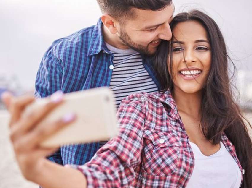 Pse çiftet që janë vërtetë të lumtur nuk ekspozohen në rrjetet sociale?
