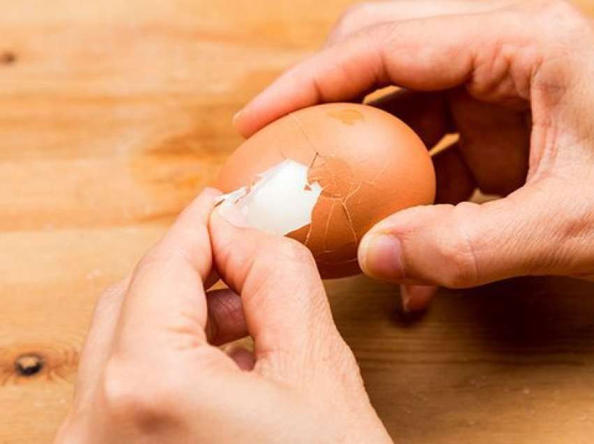 Mënyra ideale për të zier dhe për të qëruar vezët