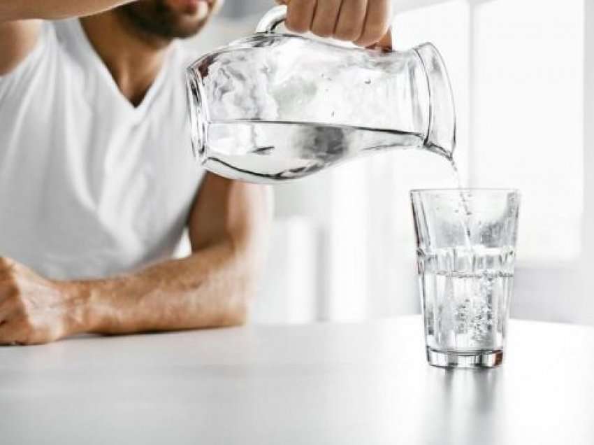 Zbuloni sa ujë, kur dhe si duhet të pini për të humbur peshë