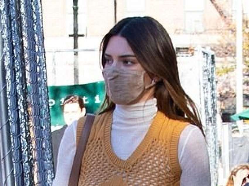 Kendall Jenner duket e mahnitshme në një jelek të thurur