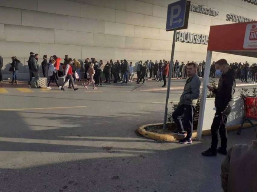 S’përfillet vendimi Ministrisë së Shëndetësisë për “Black Friday”, mijëra njerëz grumbullohen nëpër qendrat tregtare