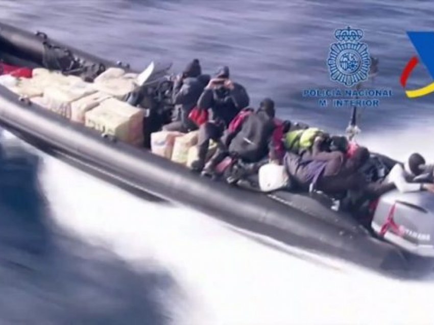 Marina spanjolle e ndjek për 5 orë varkën me 2 tonë hashash në Mesdhe