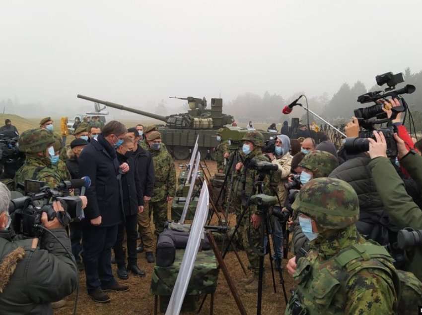 Vuçiq falënderon Rusinë për dhurimin e tankeve