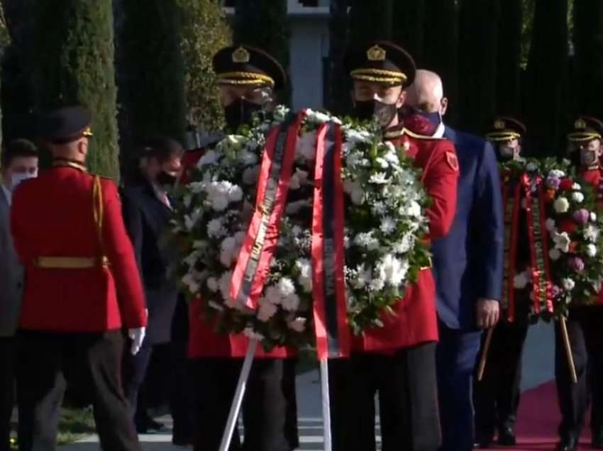 Pavarësia “bën bashkë” Metën dhe Ramën/ Vlorë, në kushte pandemie mbahet ceremonia e ngritjes së flamurit