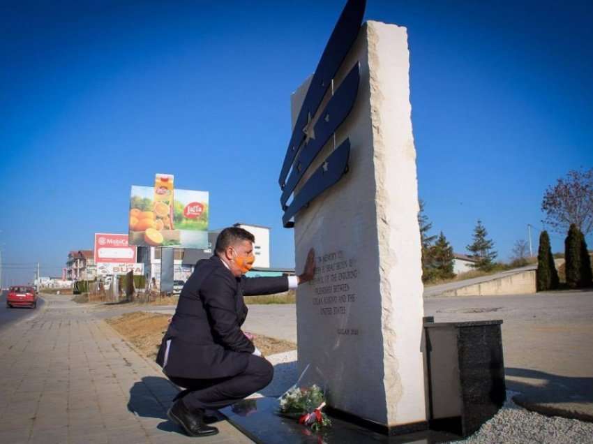 Në Gjilan shpaloset monumenti në nder të të birit të Joe Bidenit
