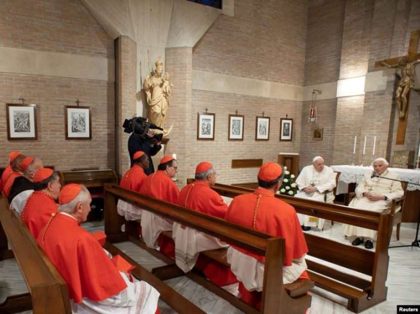Papa zgjedh kardinalët e rinj, mes tyre afro-amerikanin e parë