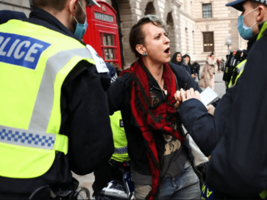 Londra kundër masave ndaj koronavirusit, 150 persona arrestohen në protesta