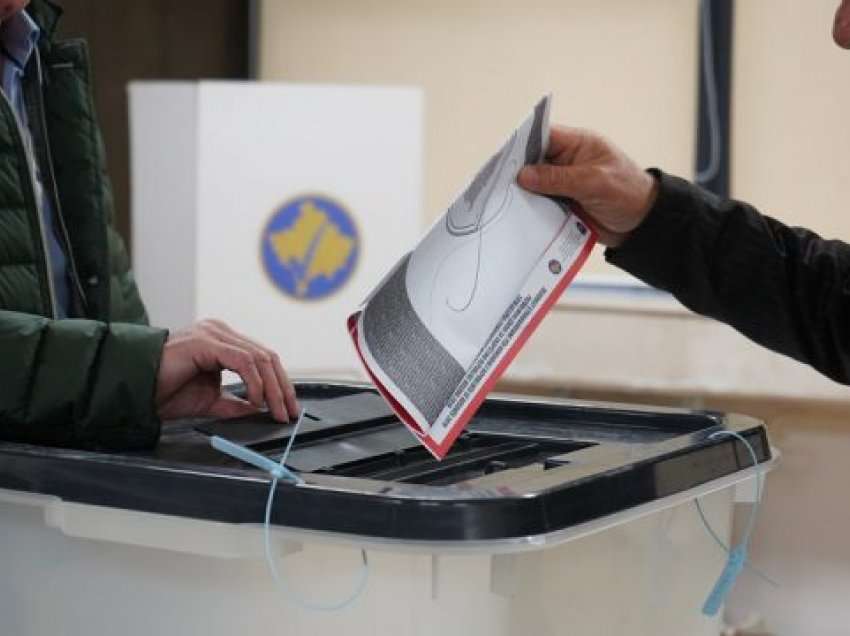 Prishtinë: Asistoi në votim për nënën e tij 84-vjeçare, mbetet pa votuar