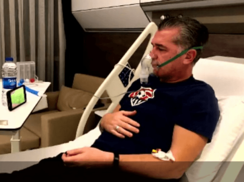Trajneri i klubit shqiptar e ndjek ndeshjen e skuadrës së tij duke marrë oksigjen në spital