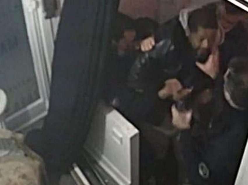 Katër policë paditen për rrahjen e një personi me ngjyrë në Paris