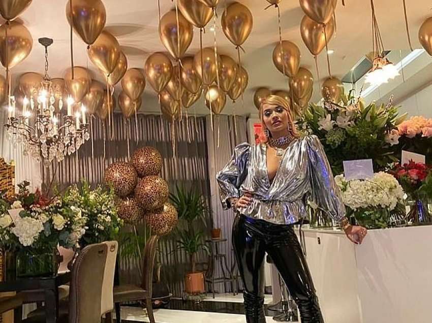 Rita Ora thyen rregullat e izolimit pasi mblodhi mbi 30 miq për ditëlindje në një lokal në Londër