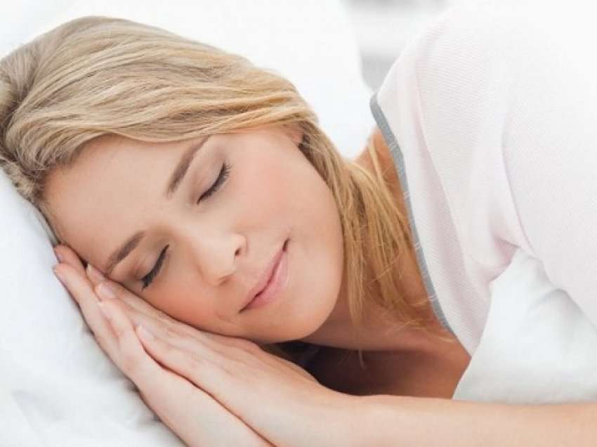 Pasojat befasuese që i vijnë trupit nga gjumi i rregullt