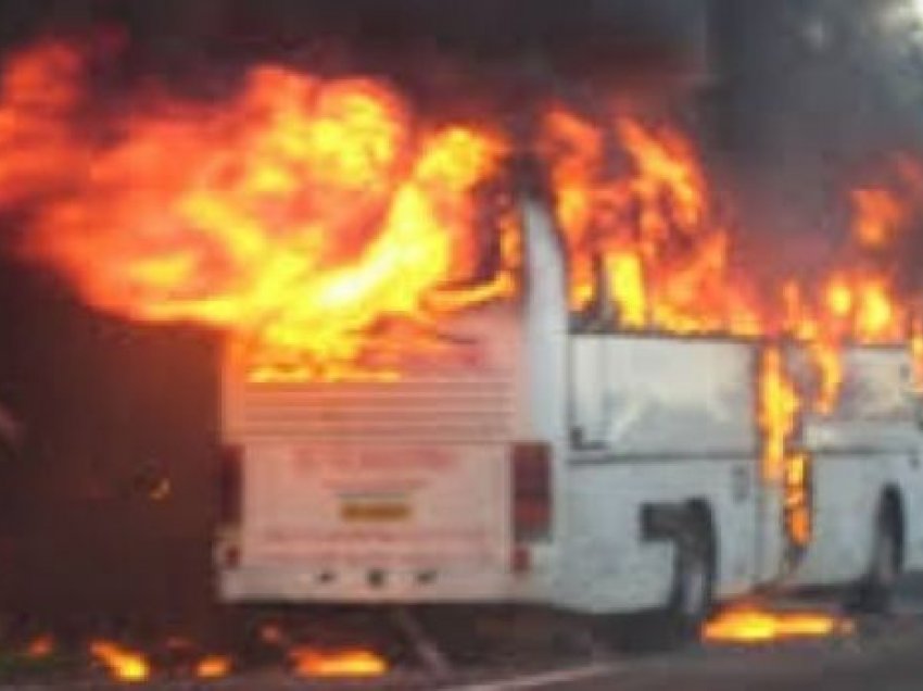 Përfshihet nga zjarri një autobus në fshatin Arllat të Drenasit