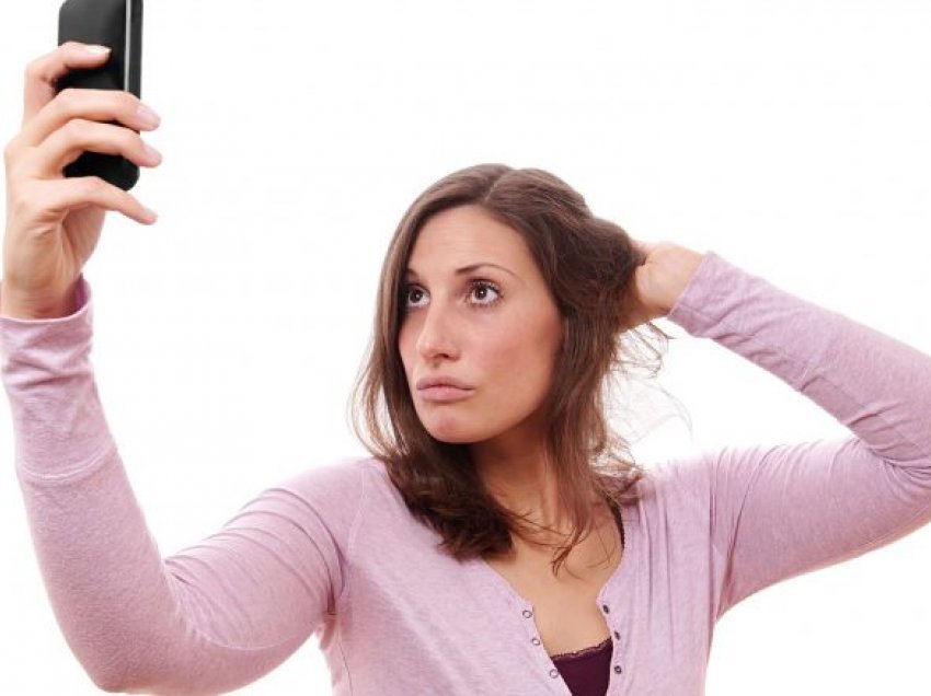 Studimi: Vajzat nuk postojnë “selfie” pa e modifikuar