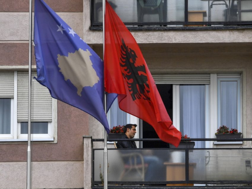 Varhelyi: Kosova dhe Serbia të shfrytëzojnë “dyert e hapura” për dialog