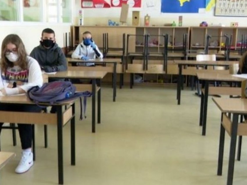 Qindra maturante kthehen në shkollat e Pogradecit