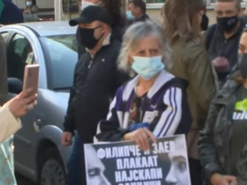 Protestuesti para Ministrisë së Shëndetësisë kërkojnë dorëheqjen e Filipçes