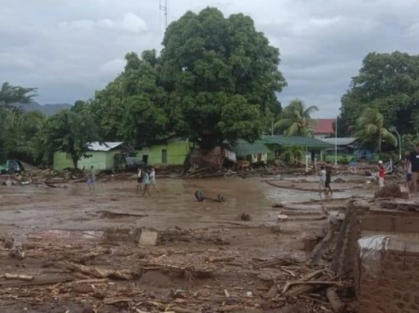 Përmbytjet dhe rrëshqitjet e tokës në Indonezi, vdesin të paktën 44 persona