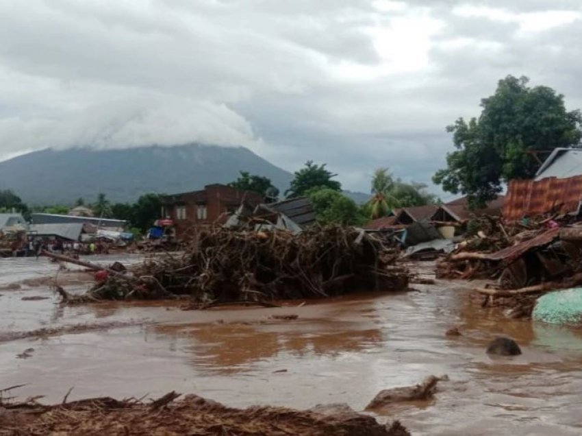 Dhjetëra të vdekur nga përmbytjet në Indonezi dhe Timorin Lindor