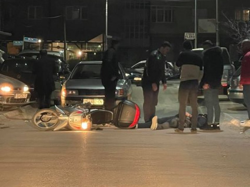 Aksident në mes një veture dhe një motoçiklisti, një person i shtrirë në rrugë 