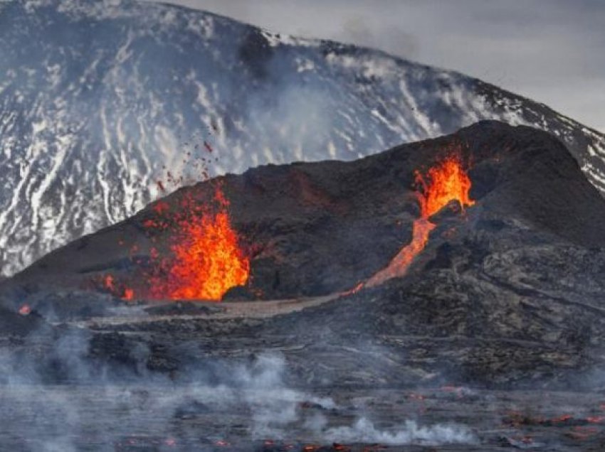 Vullkani i Islandës: Alpinistët evakuohen ndërsa llava del nga çarjet e reja – publikohen edhe pamjet