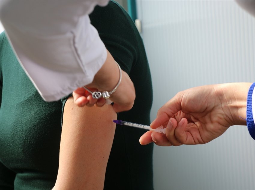 Personat e vaksinuar kundër COVID-19 nuk e transmetojnë infeksionin dhe nuk duhet të testohen
