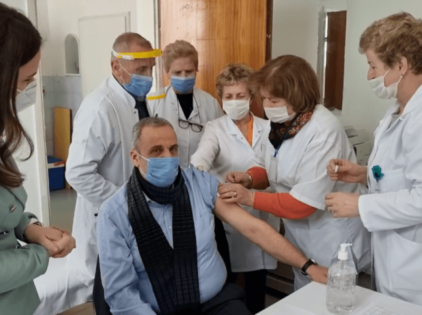 Kryetari i Shtimes vaksinohet i pari “për t’ua hequr frikën” të tjerëve