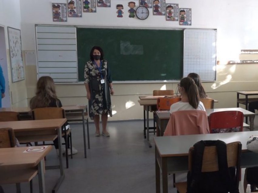 Disa shkolla në Kosovë vazhdojnë mësimin, Ministria thotë se iu binden institucioneve të Serbisë