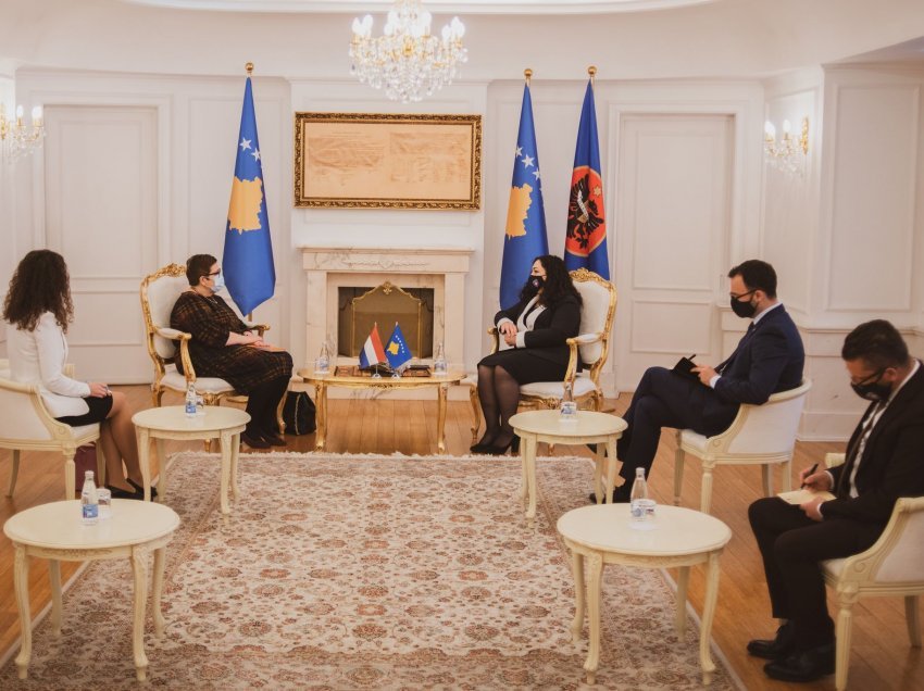 Presidentja Osmani takoi ambasadoren holandeze në Kosovë, Carin Lobbezoo