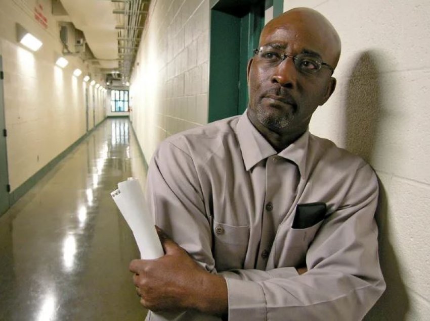 Pas 44 vjetësh në burg për një krim që nuk e kreu, burri “lufton” ligjin për të kërkuar kompensim