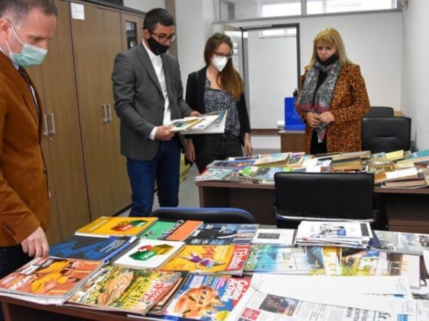 Instituti Francez në Shkup i dhuroi një donacion librash Universitetit të Tetovës