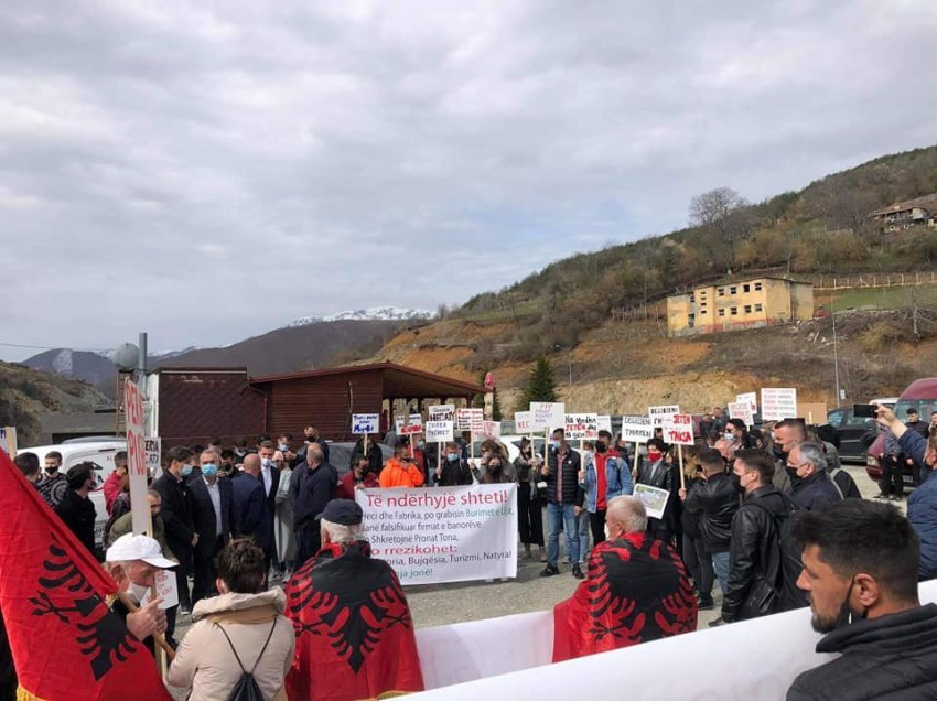 Deputeti i Vetëvendosjes i bashkohet një proteste në Shqipëri