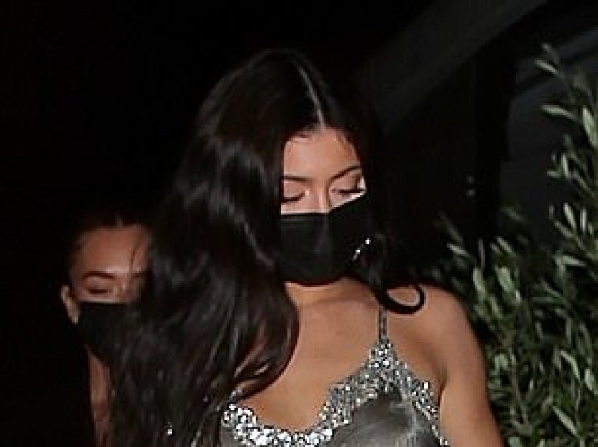 Kylie Jenner merr vëmendje me veshjen teksa del në mbrëmje me shoqen e saj të ngushtë