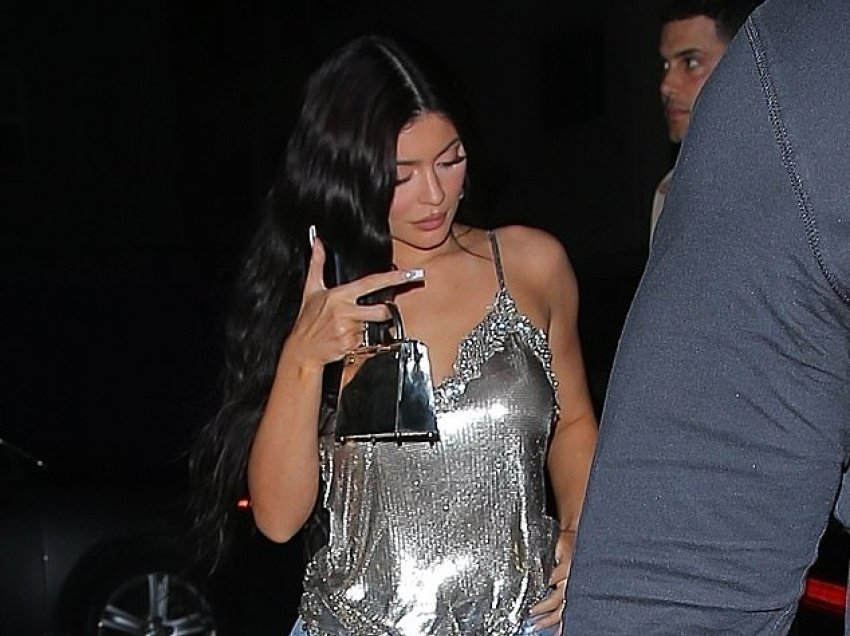 Kylie Jenner ua 'merr' sytë me këtë veshje plotë shkëlqim