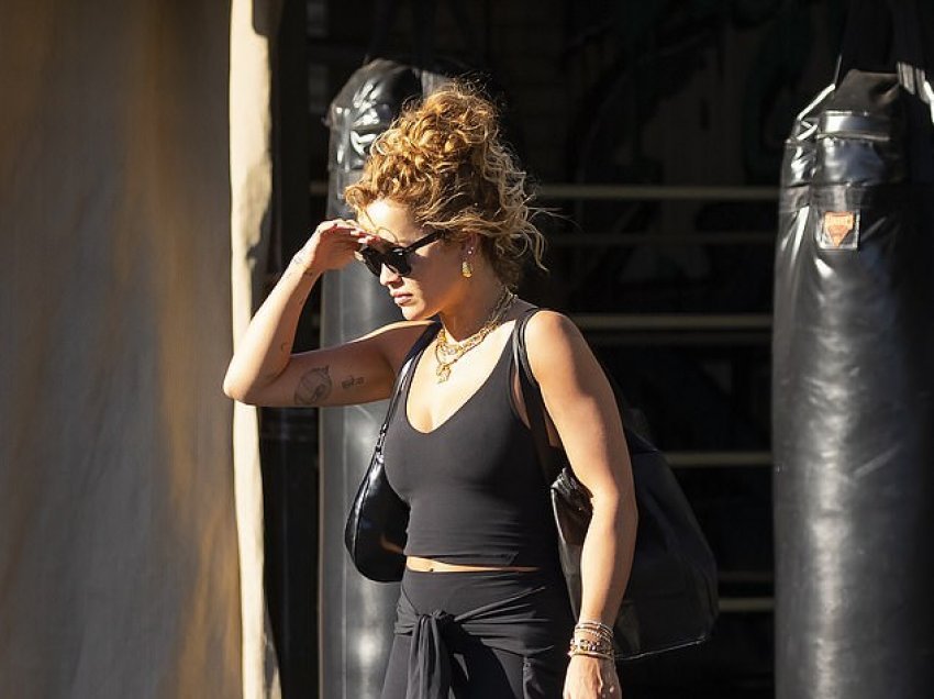 Rita Ora ekspozon linjat në veshje sportive teksa përfundon stërvitjet në një palestër në Sidnei