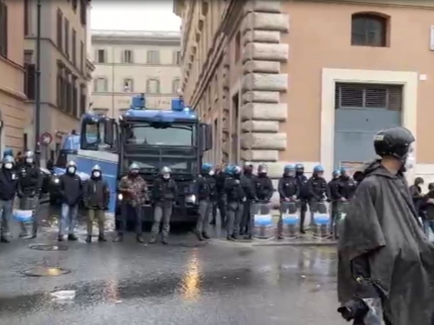 Kundërshtojnë mbylljen, protestë për hapjen e bareve dhe restoranteve në Romë