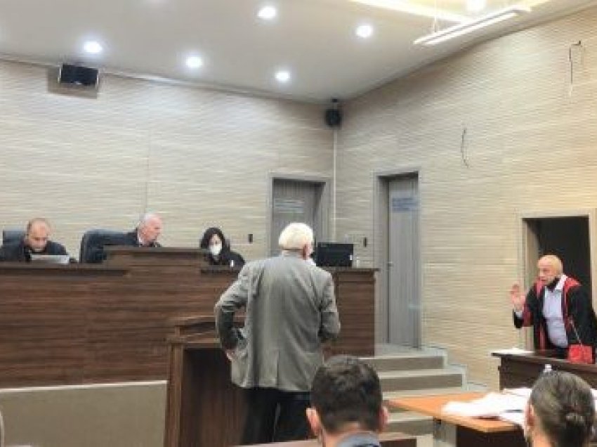 Azem Vllasi dëgjohet si dëshmitar në rigjykimin e rastit “Syri i Popullit”, polemika mes anëtarit të trupit gjykues dhe avokatit
