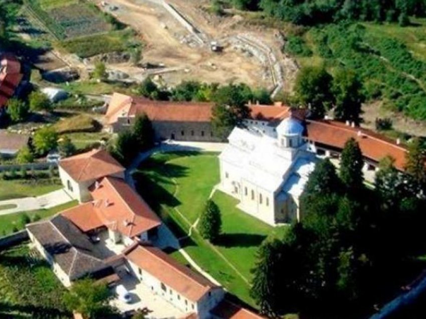 Manastiri i Deçanit ishte shndërruar në bazë ushtarake të Serbisë, aty ishin mbajtur peng shqiptarët