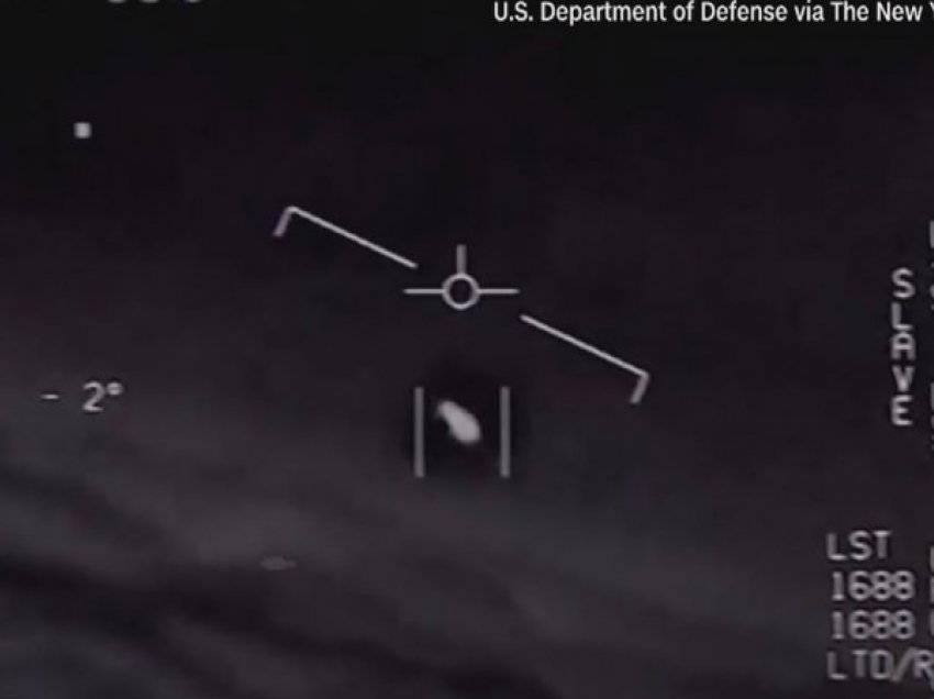 Marina amerikane filmon UFO në formë piramide