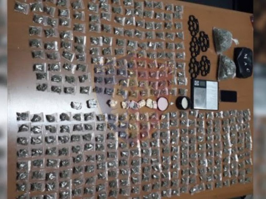 ​Konfiskohen qindra doza kanabis e kokainë, dy të arrestuar në Tiranë