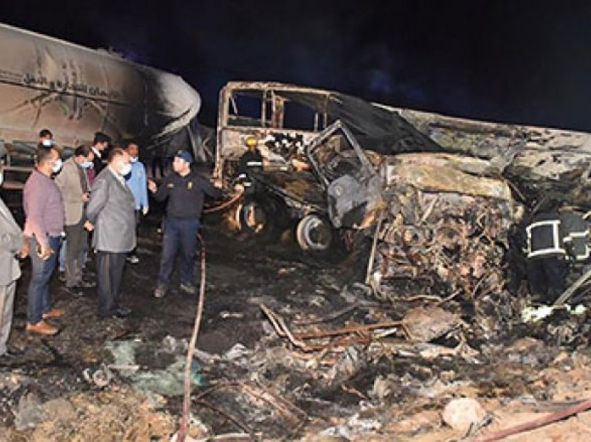 Njëzet të vdekur si pasojë e një përplasje autobus-kamion në Egjiptin jugor
