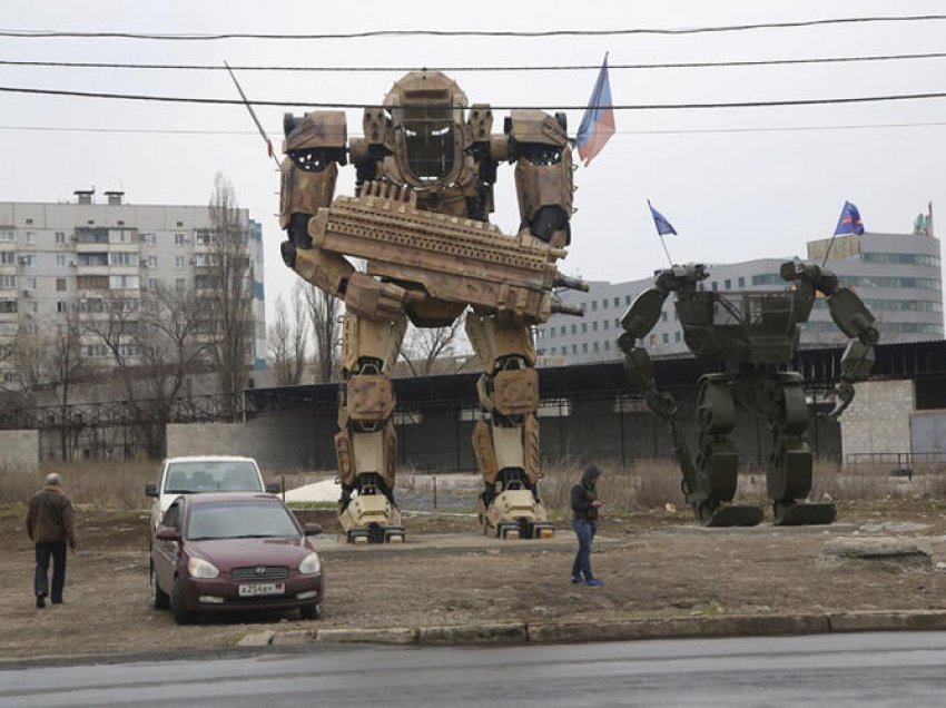 500,000 ushtarë gati për luftë, shfaqen “robotët” e armatosur në kufirin Rusi-Ukrainë