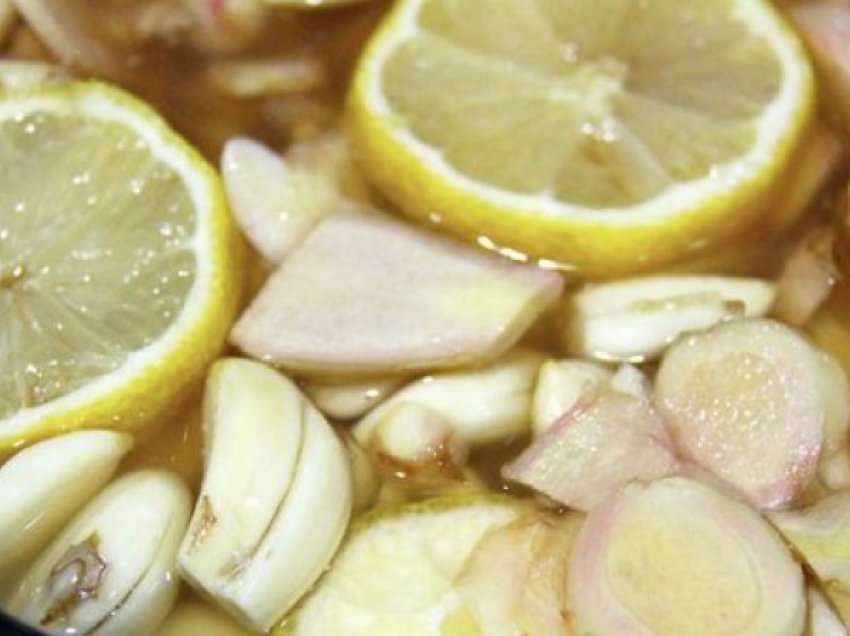Hudhër me limon, formula magjike për të pastruar enët e gjakut në 40 ditë