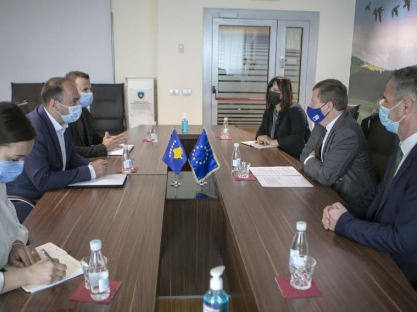 Liburn Aliu priti në takim shefin e zyrës së Bashkimit Evropian në Kosovë