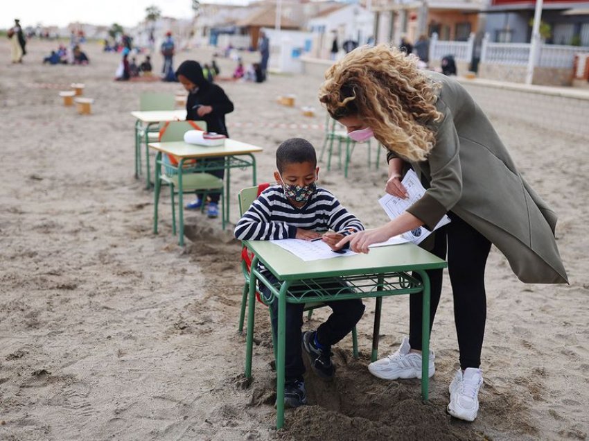 Spanjë: Fëmijët i ndërrojnë klasat mësimore me plazh