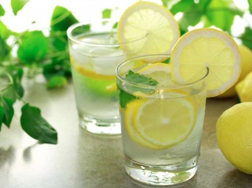 Pini ÇDO DITË ujë me limon, por mos e bëni GABIMIN që e bëjnë të gjithë