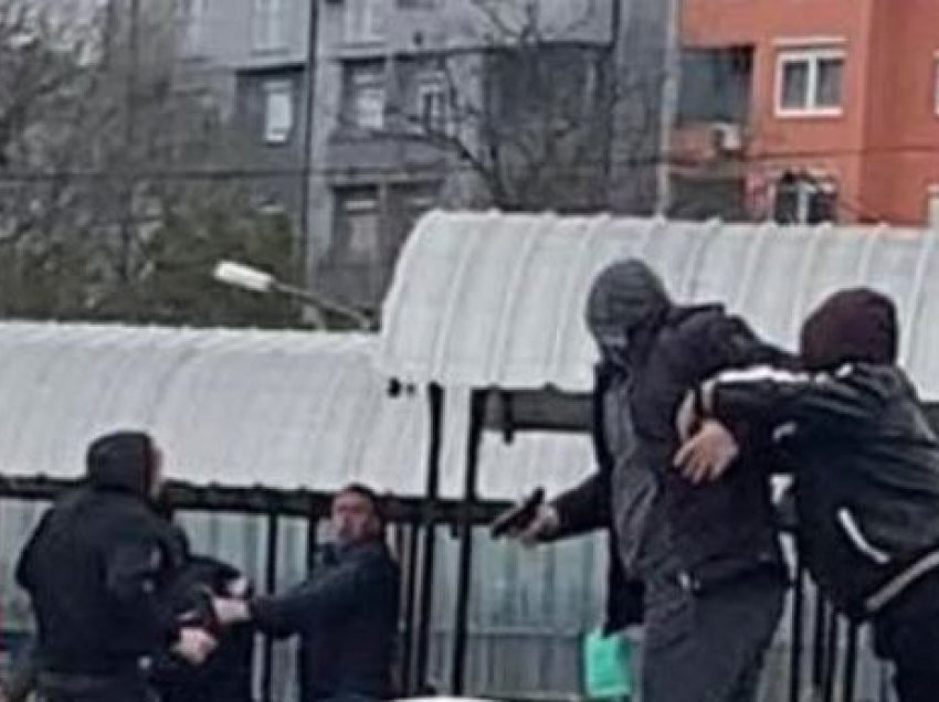 Pamje se si u gjuajtën me armë në Mitrovicë ku mbeti i vdekur një person